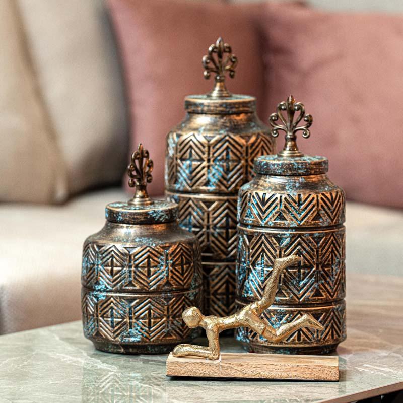 ΜΕΤΑΛΛΙΚΟ ΕΠΙΤΡΑΠΕΖΙΟ ΔΙΑΚΟΣΜΗΤΙΚΟ Fylliana "Yoga" ΧΡΥΣΟ ΧΡΩΜΑ ΜΕ ΞΥΛΙΝΗ ΒΑΣΗ 18x10x15εκ sls