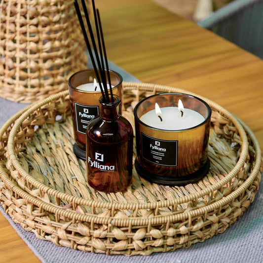 ΑΡΩΜΑΤΙΚΟ ΚΕΡΙ Fylliana FL6478 "ΣΑΝΔΑΛΟΞΥΛΟ & ΓΙΑΣΕΜΙ" ΣΕ ΓΥΑΛΙΝΟ ΒΑΖΑΚΙ 105gr ΚΑΙ ΣΥΣΚΕΥΑΣΙΑ ΔΩΡΟΥ
